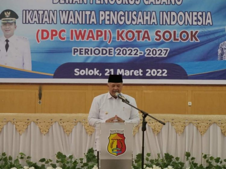 Ny. Ketty Yulis Martin Jabat Ketua DPC IWAPI Kota Solok Periode 2022-2027