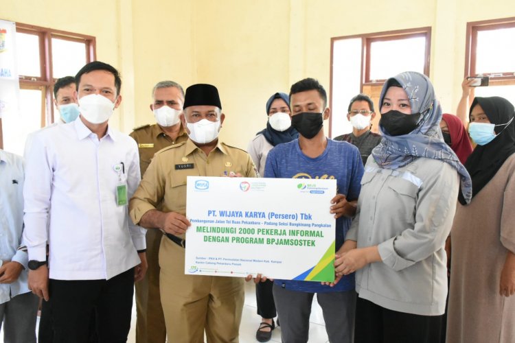 Ratusan Petani Kampar Kiri Hulu Terima Kartu BPJS Ketenagakerjaan