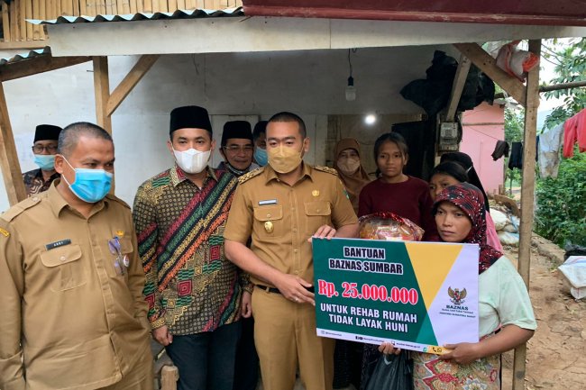 Diserahkan Wagub Audy Joinaldy, Warga Nagari Gaung Solok Terima Bantuan Bedah Rumah dan Pendidikan .