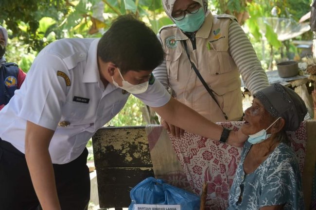 Di Sawahlunto Bantuan Lansia Diantarkan Bukan Dijemput