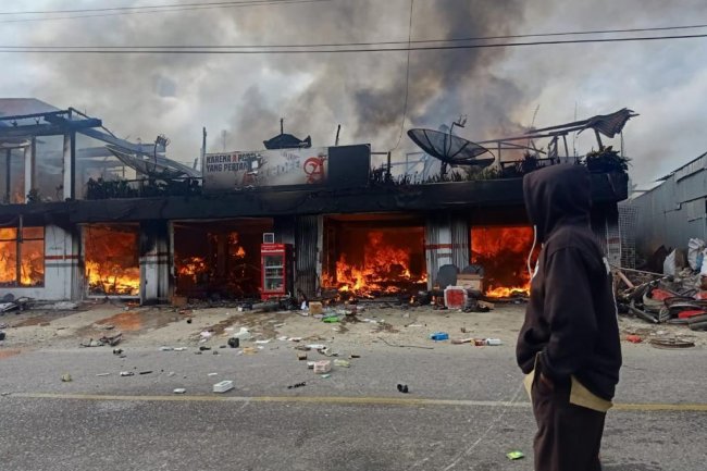 Kebakaran di Simpang Tanjung Nan Ampek, Sebuah Ruko dan Bengkel Sepeda Motor Hangus Dilalap Sijago Merah