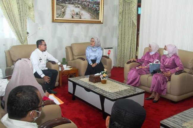 Pengurus Koperasi Konsumen Karya Puti Bungsu Audiensi Dengan Bupati Tanah Datar 