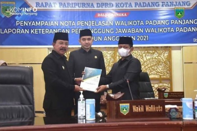 Wali Kota Padang Panjang Sampaikan LKPj 2021 Pada Rapat Paripurna DPRD
