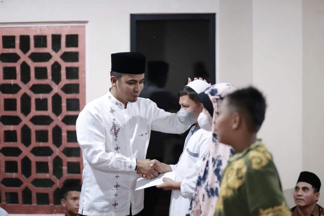 Jemaah Masjid Nurul Huda Tembok Buka Bersama Wawako Ramadhani dan Anak Yatim