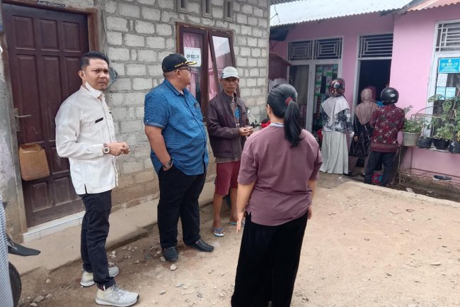 Anggota DPRD Kota Solok Wazadly Tinjau Penerima Bantuan Bedah Rumah