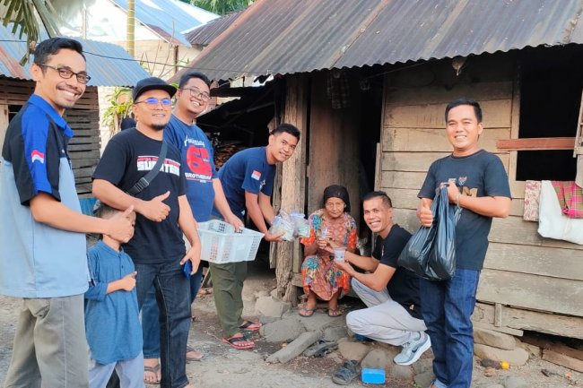 Forum Otto Ranah Minang Bagikan Ratusan Takjil dan Makanan di Solok