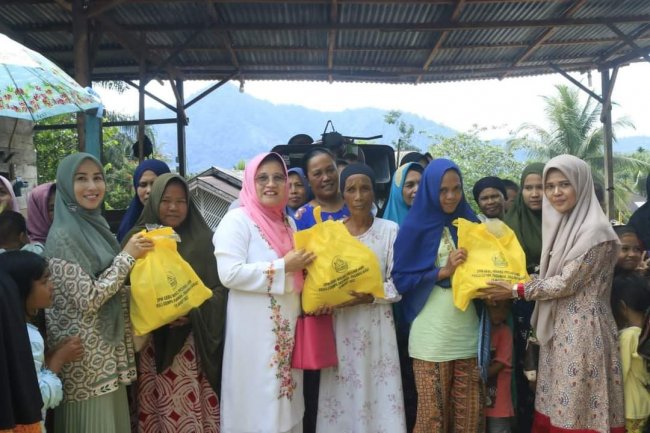 Ketua TP PKK Pasbar Salurkan 120 Paket Bantuan Untuk Korban Gempa