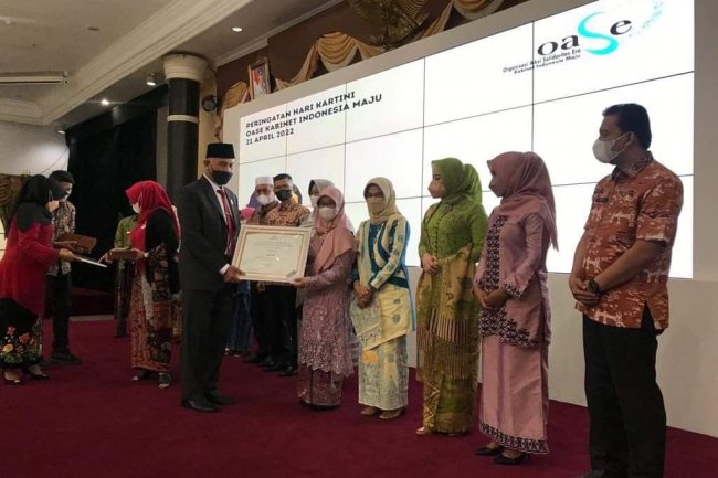 Jusnita dari Kota Sawahlunto Perempuan Berjasa dan Berprestasi se Kabupaten /Kota se Indonesia oleh OASE-KIM