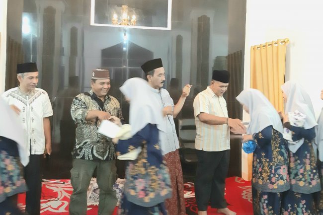 Jemaah Mushalla Al Jihad Perumahan Batutupang Buka Bersama Anak Panti Asuhan Muhamadiyah Bukik Kili.