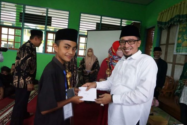 Bupati Eka Putra Motivasi Siswa Madrasah Mu'alimin Program 1 Rumah 1 Hafiz/hafizah 