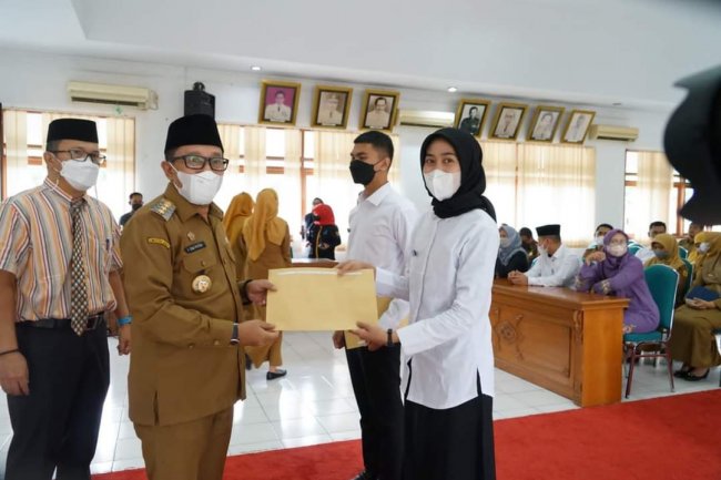 Diserahkan Bupati Eka Putra  40 CPNS Formasi 2021 Terima Surat Keputusan. 