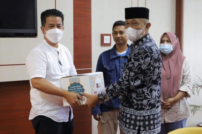 THL dan Cleaning Service  Kota Solok Terima Bantuan Paket Sembako