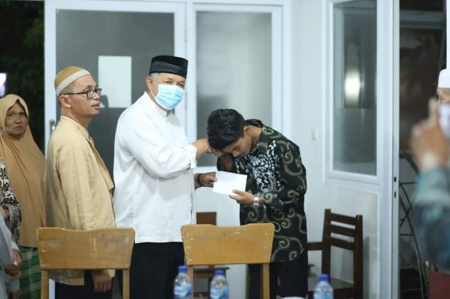 Jemaah Masjid Al Hidayah VI Suku Kota Solok Buka Bersama Anak Yatim