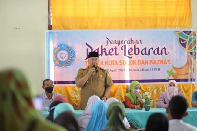 Kader PKK dan Masyarakat Kurang Mampu Kota Solok Terima Paket Lebaran