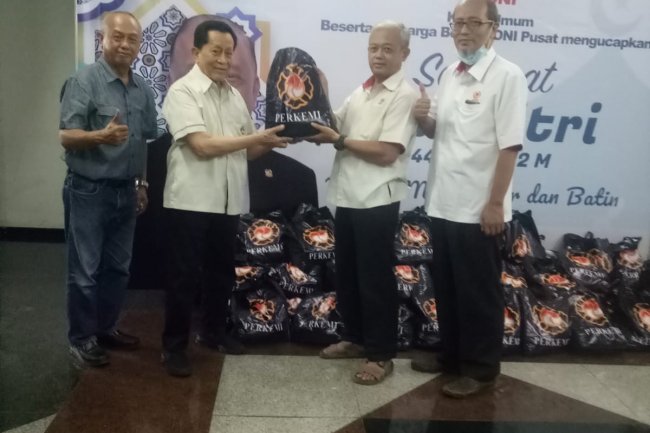 Berbagi Menjelang Lebaran, PB Perkemi Serahkan Bantuan Sembako kepada Staf KONI dan KOI