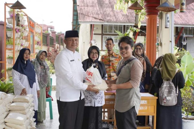 PGRI Padang Panjang Salurkan 180 Paket Lebaran Untuk Guru Honorer.