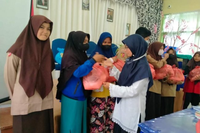 SMPN 1 Padang Panjang Bagikan 120 Paket Sembako