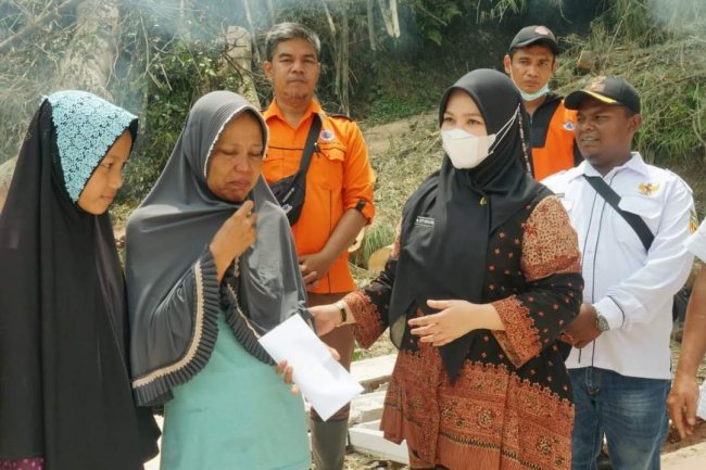 Ketua GOW Tanah Datar Bagikan Bantuan Paket Lebaran di Kecamatan Batipuah dan Pariangan 