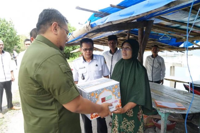 Door to Door Wabup Richi Aprian Bagikan Paket Sembako Kepada Pedagang Kecil Salingka Danau Singkarak 