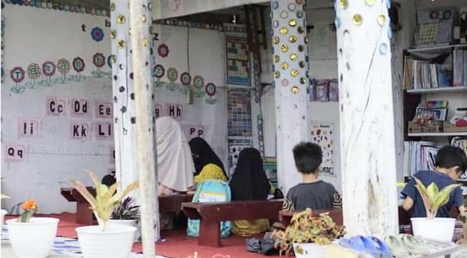 Kreatif Kolong Rumah Gadang Jadi Taman Bacaan TbaZ