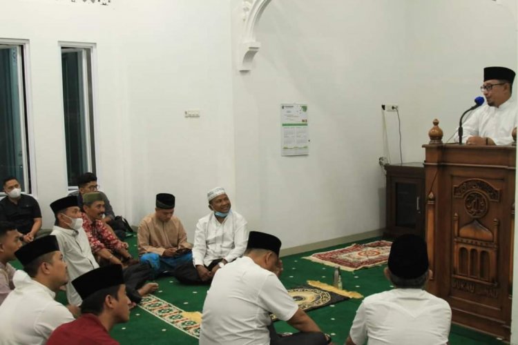 Bupati Eka Putra Tarawih Perdana Ramadhan di Surau Jihad Simpuruik 