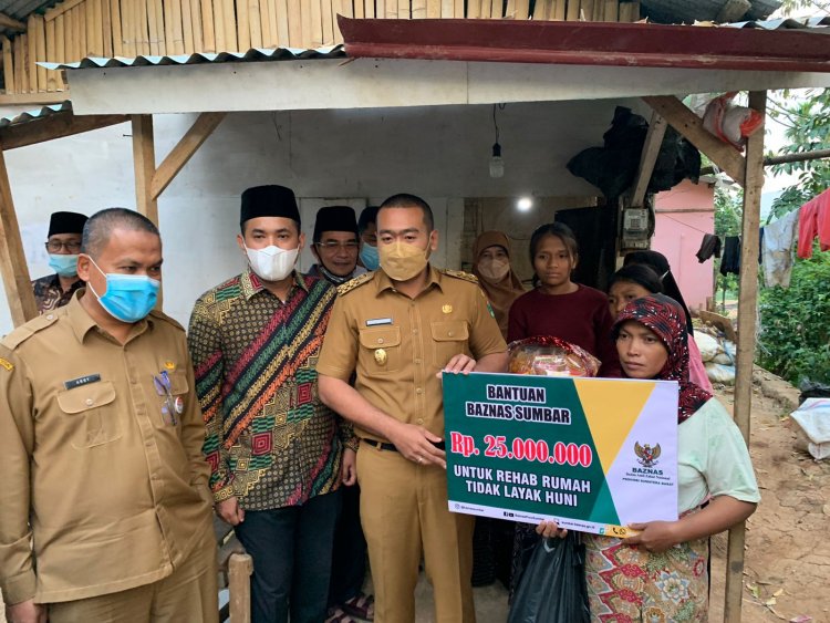 Diserahkan Wagub Audy Joinaldy, Warga Nagari Gaung Solok Terima Bantuan Bedah Rumah dan Pendidikan .