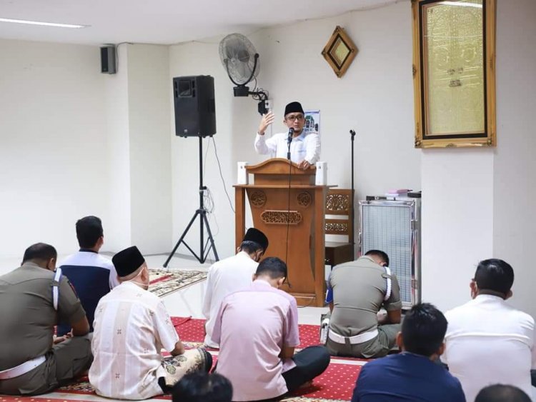 Hendri Septa Tausyiah di Masjid Ukhuwah  Balaikota Padang, 