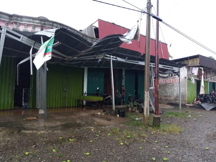 Puluhan Rumah dan Kios Pedagang Rusak Berat di Nagari Sikabau
