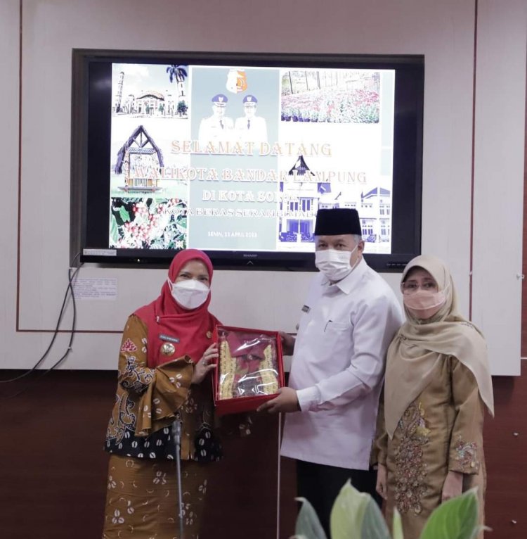 Wali Kota Bandar Lampung Hj. Eva Dwiana, S.E, M.Si Kunjungi IKM Kota Solok 