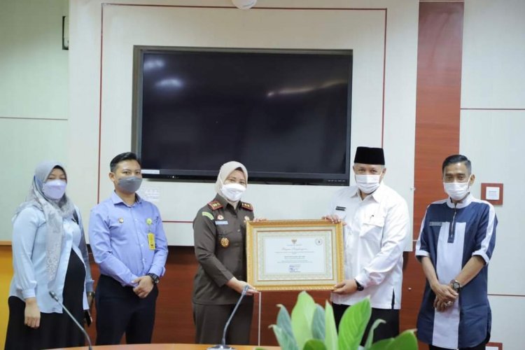 Ketua PN Solok Pindah, Wako Serahkan  Penghargaan Kepada Kajari Solok