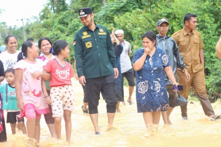 Bupati Sijunjung Tinjau Korban Longsor dan Banjir 