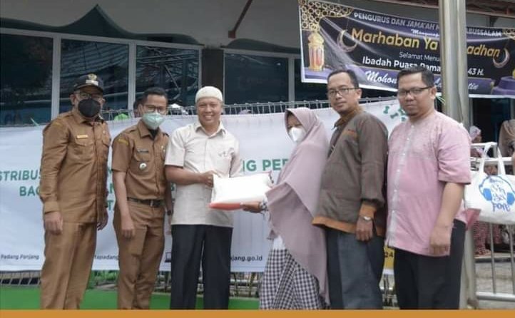 Program Padang Panjang Peduli Serahkan Batuan Bagi Jemaah Mesjid
