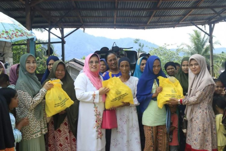 Ketua TP PKK Pasbar Salurkan 120 Paket Bantuan Untuk Korban Gempa