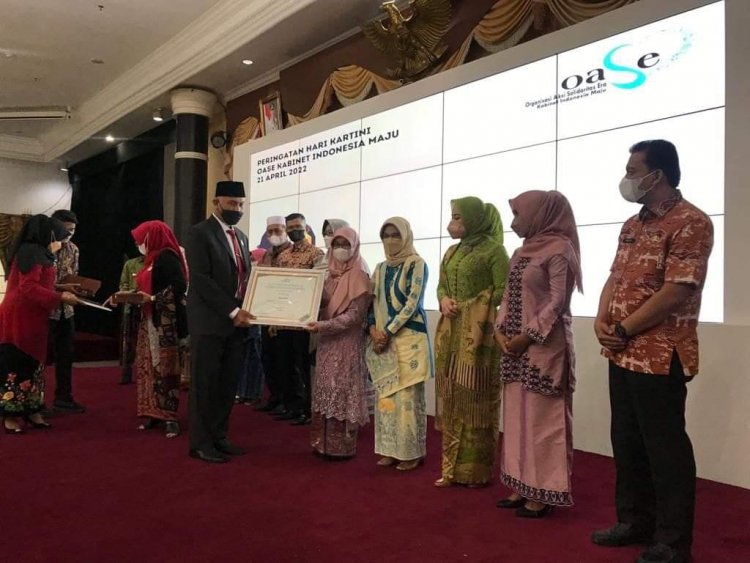 Jusnita dari Kota Sawahlunto Perempuan Berjasa dan Berprestasi se Kabupaten /Kota se Indonesia oleh OASE-KIM