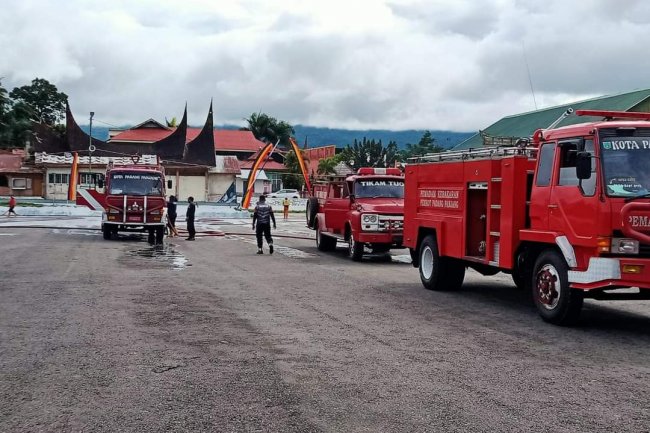 Pemko Padang Panjang Gelar Shalat Id di Lapangan Bancahlaweh. BPK Semprotkan  Pengharum