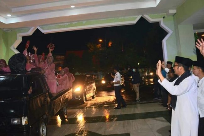 Hujan Tidak Menyurutkan Semarak Pawai Takbiran Sambut Lebaran 1443 H di Padang 