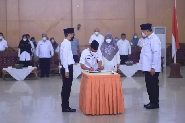 Wali Kota Solok Serahkan SK CPNS dan PPPK Formasi Tahun 2021