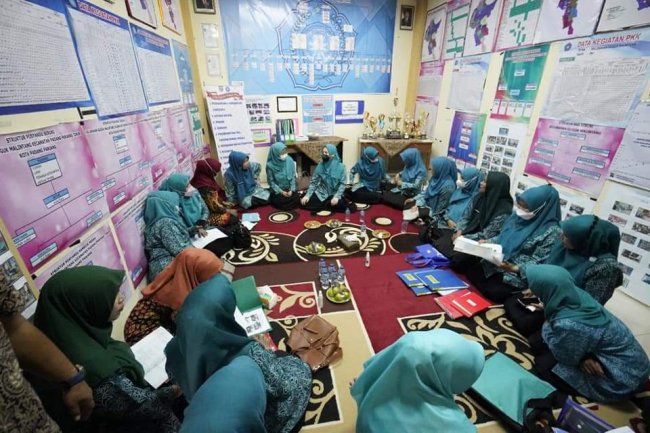 Ketua TP PKK Padang Panjang dr. Dian Fadly Amran Lakukan Penilaian Lapangan  Kelurahan Berprestasi  