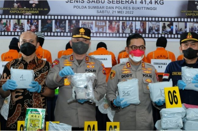 Polres Bukittinggi Sita Narkoba Jenis Sabu Seberat 41,4 Kg dengan 8 Orang  Tersangka.