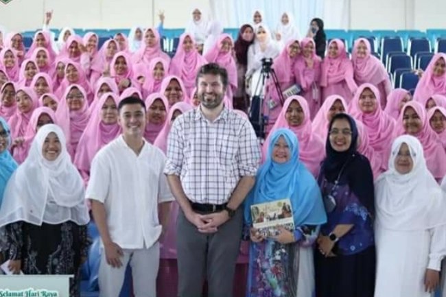 Atase Budaya Kedubes AS Jakarta Bawa Tiga Program ke Diniyyah Puteri