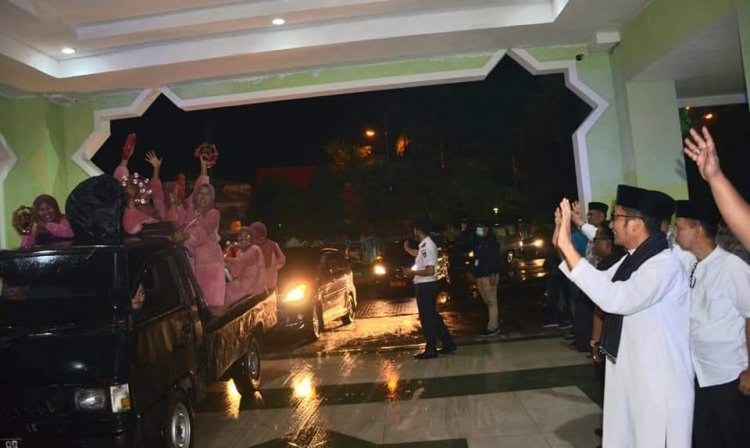 Hujan Tidak Menyurutkan Semarak Pawai Takbiran Sambut Lebaran 1443 H di Padang 