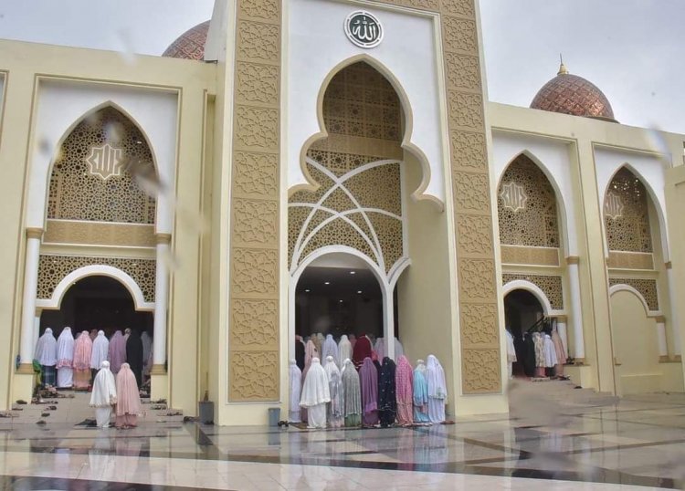 Padang Panjang di Guyur Hujan.  Walikota Fadli Amran Tunaikan Salat Id Bersama Ribuan Warga di Mesjid Islamic Center