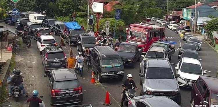 Hari ke Empat Arus Lalulintas di Padang Panjang Padat Merayap. Pengendara Agar Berhati Hati