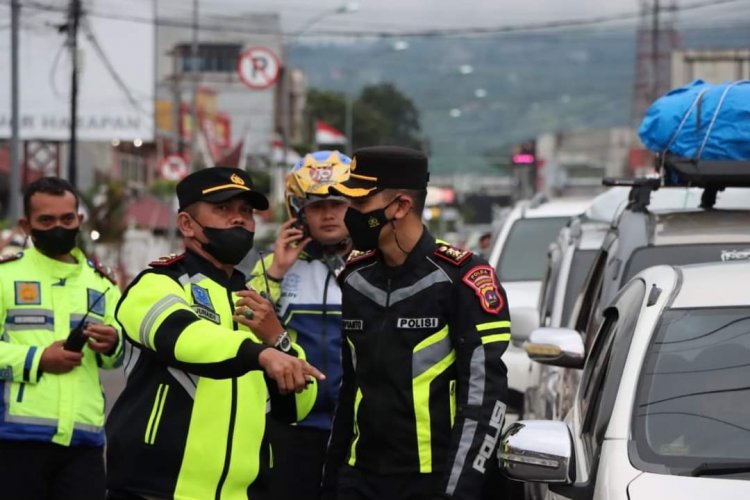 Arus Lalulintas Meningkat Forum Lalin Bertugas Hingga Dini Hari Atasi Kemacetan 
