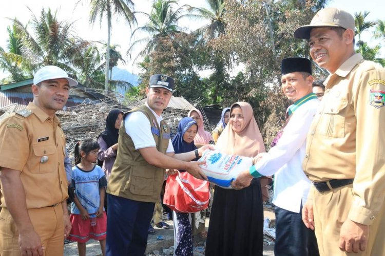Wabup Iradatillah Serahkan Batuan Korban Kebakaran di Nagari Manganti 