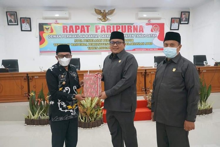 Bupati Eka Putra Sampaikan Laporan Pertanggungjawaban APBD 2021 ke DRPD Tanah Datar 