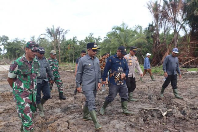 Pj. Bupati Kepulauan Mentawai Martinus Dahlan Tinjau  Pembangunan Jalan di Siberut Utara 