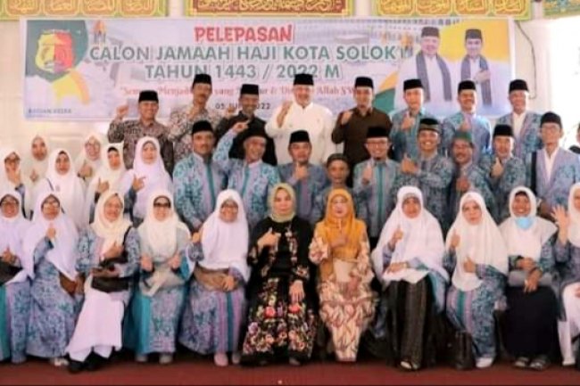 Wakil Wali Kota Ramadhani Kirana Putra  Bersama  50 Jemaah Calon Haji di Lepas Wali Kota Solok Zul Elfian Umar 