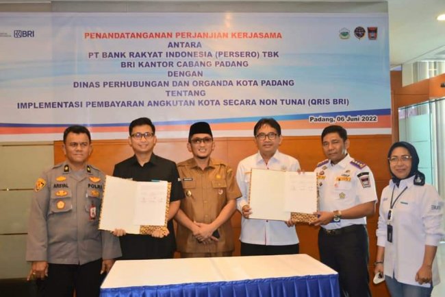 Naik Angkot di Padang Bayar Pakai Quick Response Code Indonesian Standard (QRIS)