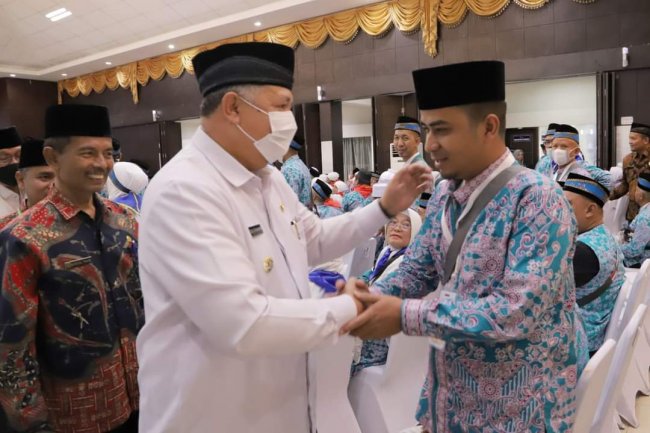 Wali Kota Solok Hadiri Pelepasan Jemaah Calon Haji Kloter 5 Embarkasi Padang 